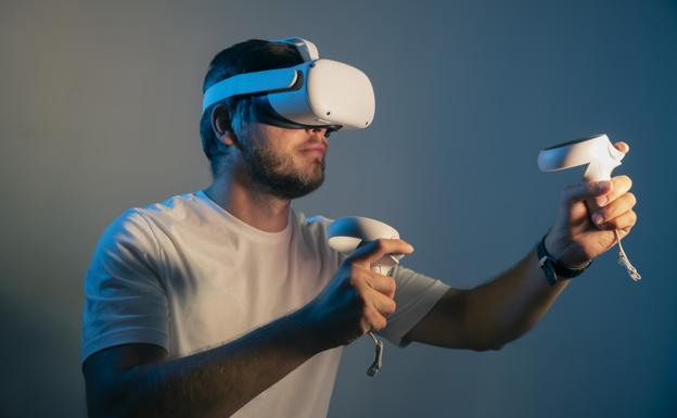 Un hombre utilizando las gafas de realidad virtual Oculus Quest 2.