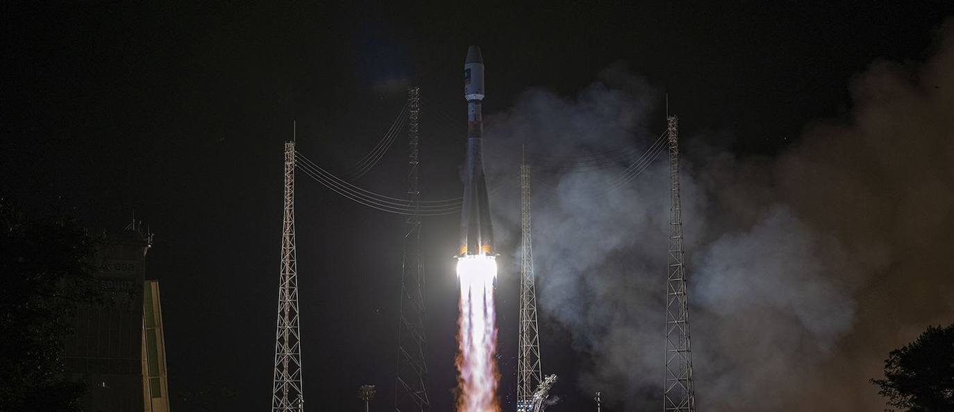 Decollo del razzo Soyuz con i satelliti 27 e 28 della costellazione Galileo.