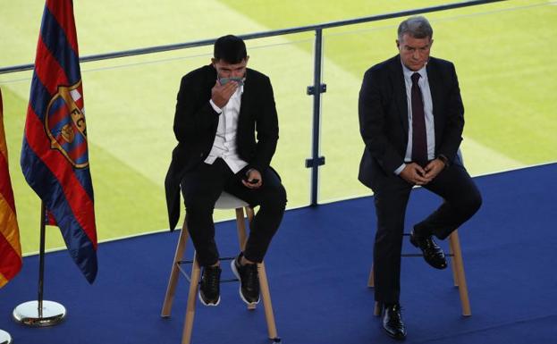 Agüero, along with Laporta in the announcement of his withdrawal.