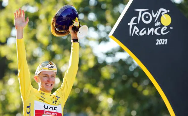 Tadej Poujacar festeggia la vittoria del Tour de France 2021.