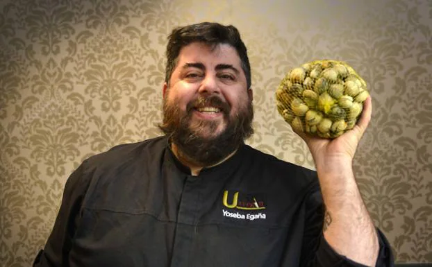 Yoseba Egaña, cocinero del Urregin: «Los precios subieron bastante en Navidad y lo malo es que se van a quedar ahí»