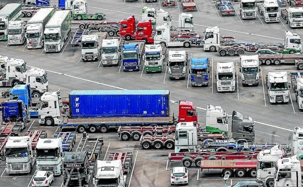 Decenas de camiones parados en el aparcamiento de la instalación portuaria de Bilbao a causa de la huelga de transportistas. 