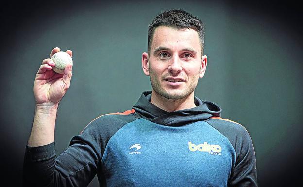 Ander Imaz shows a ball at the Bizkaia fronton. 