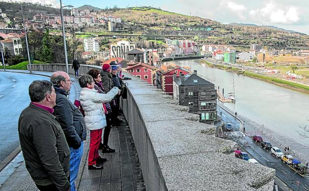 Tras años de búsqueda infructuosa, los miembros de la plataforma Egunsentia han puesto muchas esperanzas en hacer realidad su proyecto en la isla. 