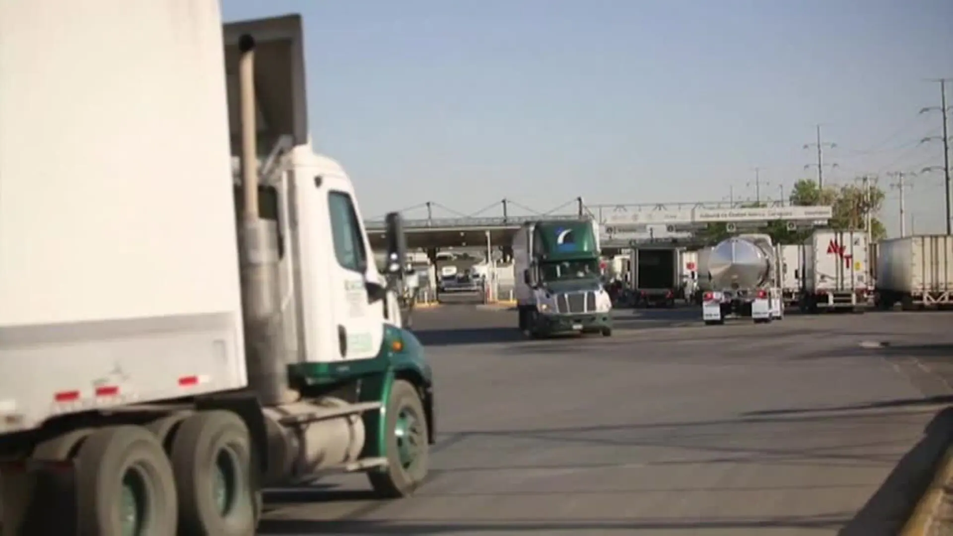 Mexican truckers wait for hours to enter the US at the border between Ciudad Juárez and El Paso