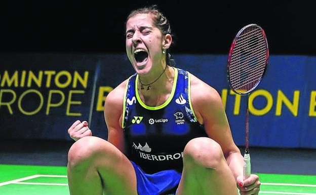 Carolina Marín excitedly celebrates a new European championship. 