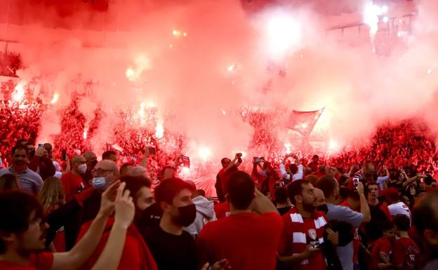 Olympiacos fans invaded the pitch with flares and firecrackers seconds before the match ended