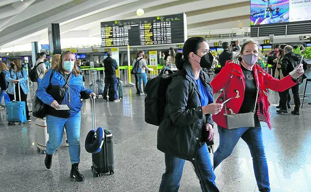 Departure of travelers from Loiu airport. 