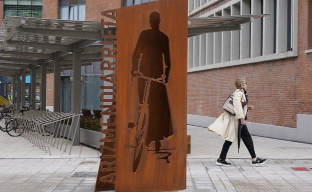 La Universidad de Mondragón estrena escultura dedicada a su fundador en  Zorrozaurre | El Correo