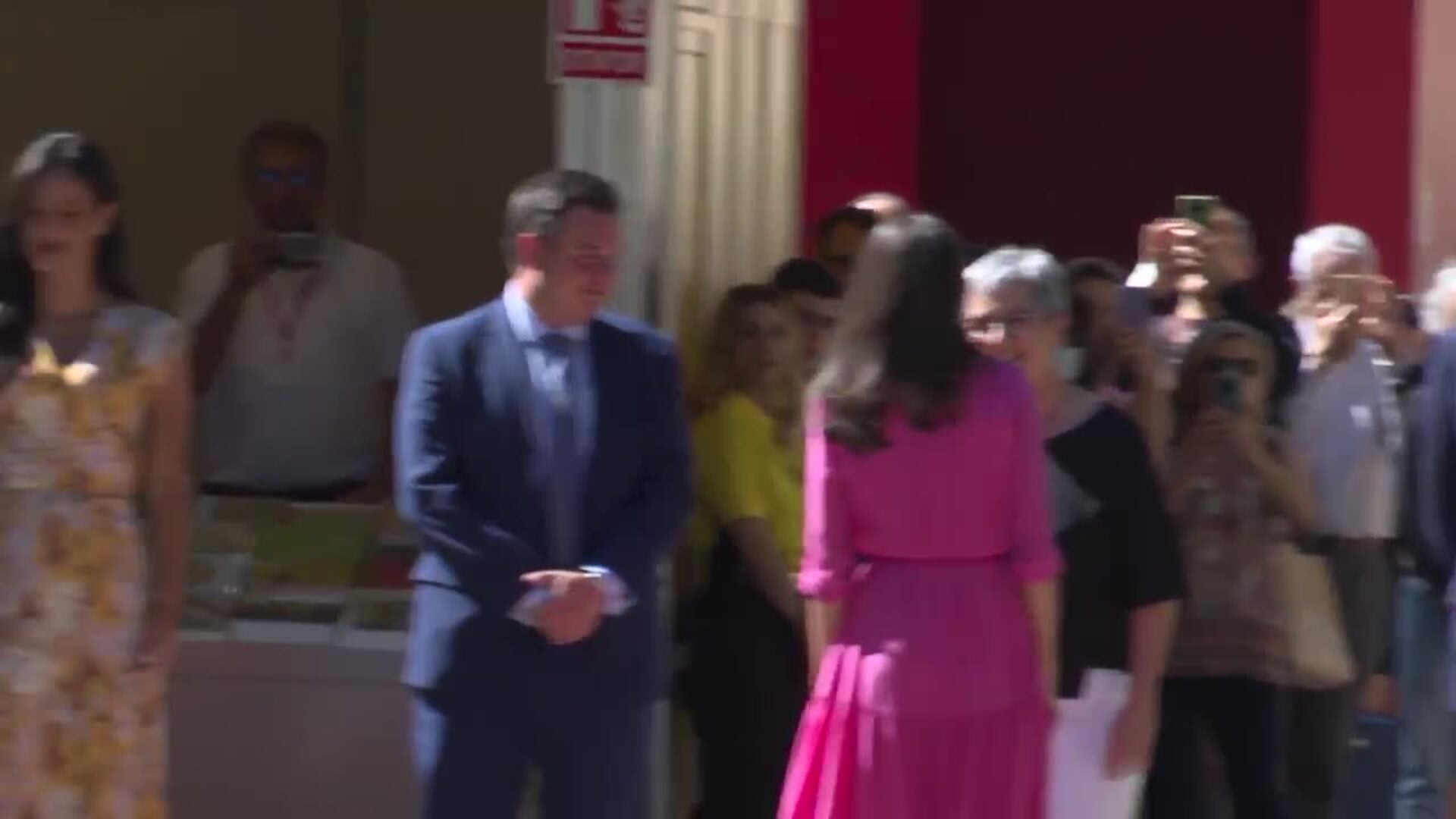 La Reina Letizia, radiante y con alpargatas nuevas en su cita con la Feria  del Libro | El Correo