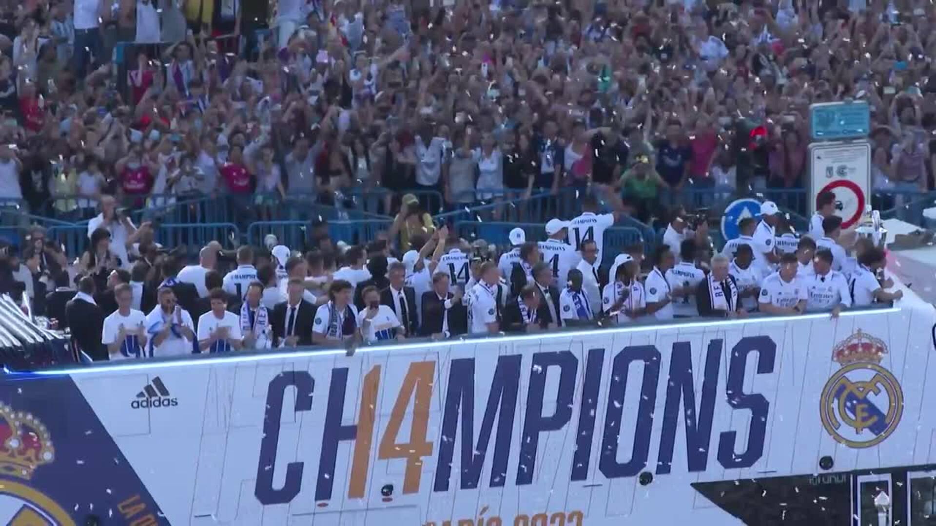 El Real Madrid ofrece la copa de la Champions a su afición en Cibeles | El  Correo