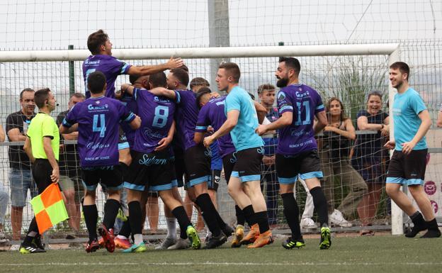 Dinamo San Juan players celebrate victory in the derby against Santurtzi. 