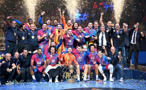 Barça handball players celebrate winning the Champions League in Cologne. 