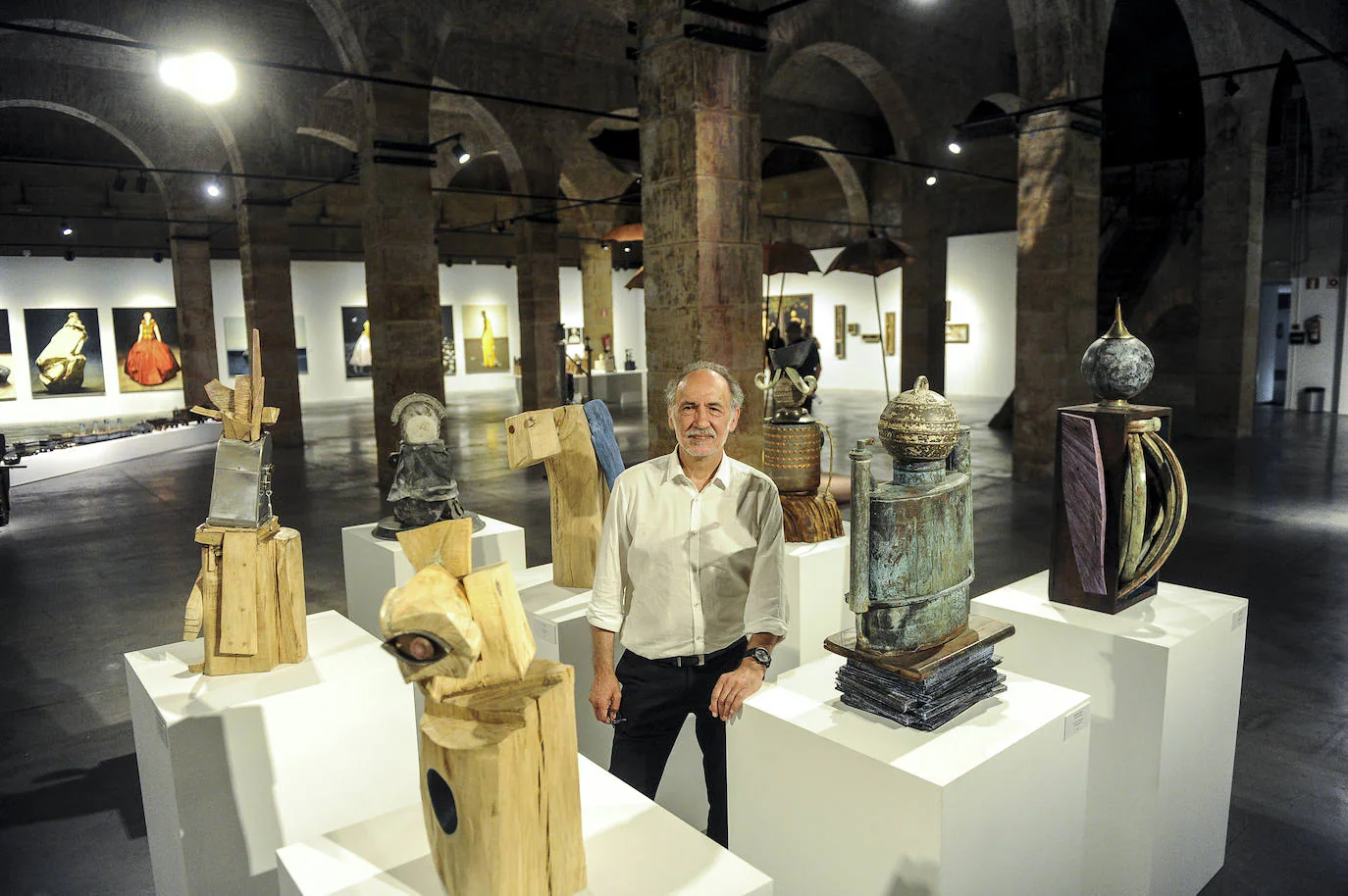 José Ibarrola, in charge of two paintings from the series 'The blind gazes' that are part of the exhibition in the capital of Alava. 