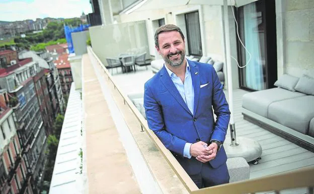 Ander Elortegi posa en la terraza de una suite del hotel, que ayer celebró la inauguración oficial. /ainhoa gorriz