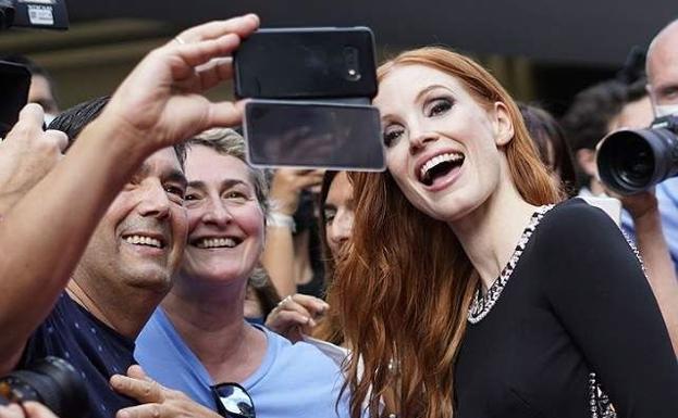 Jessica Chastain, the last winner of the Oscar for best actress, broke the protocol last year and Olatz Miner and Román Cid had her selfie./San Sebastián Film Festival