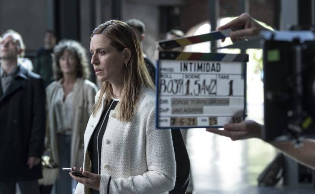 Itziar Ituño shoots the Netflix series 'Intimacy' at the Alhóndiga in Bilbao.