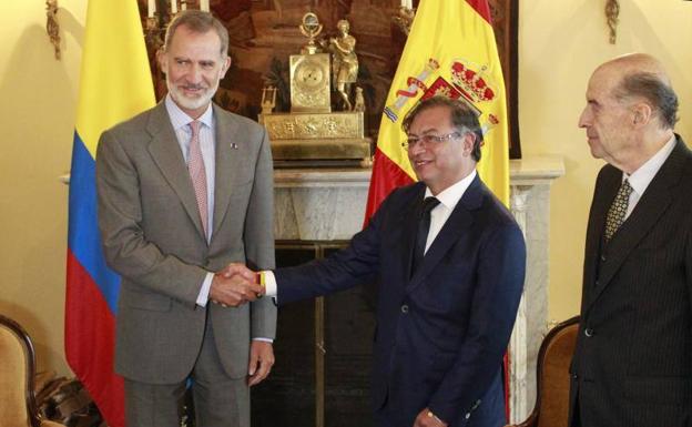 The king, Felipe VI, greets the elected president of Colombia, Gustavo Petro