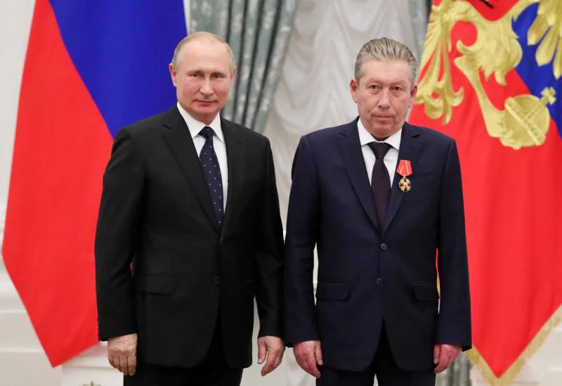 Vladimir Putin and Ravil Maganov pose at an official ceremony held in November 2019 in the Kremlin