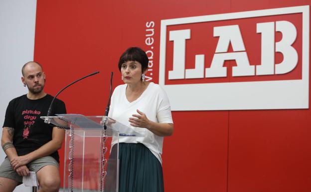 Garbiñe Aranburu during a press conference.