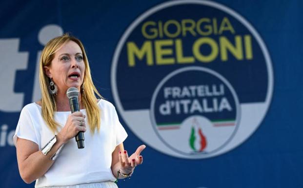 Giorgia Meloni, líder del partido de extrema derecha Hermanos de Italia, durante un mitin en Milán. /REUTERS