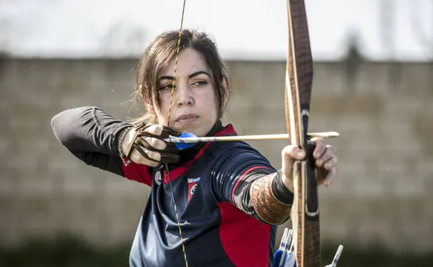 Ainhoa ​​Santamaría rehearses with the bow in a training session in Vitoria.