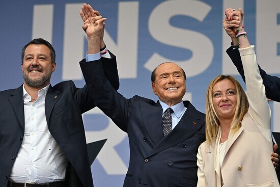 Od lewej do prawej: prezes Lega Matteo Salvini, prezes Forza Italia Silvio Berlusconi i prezes Brothers of Italy Giorgia Meloni.