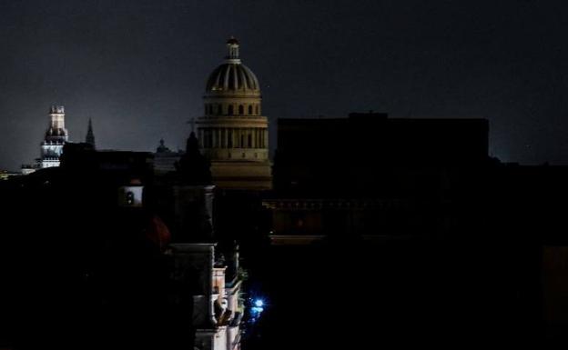 The National Capitol Building In Havana, This Tuesday Night, Is Completely Dark After The Passage Of Hurricane Ian.  / Yamil Lage / Afp