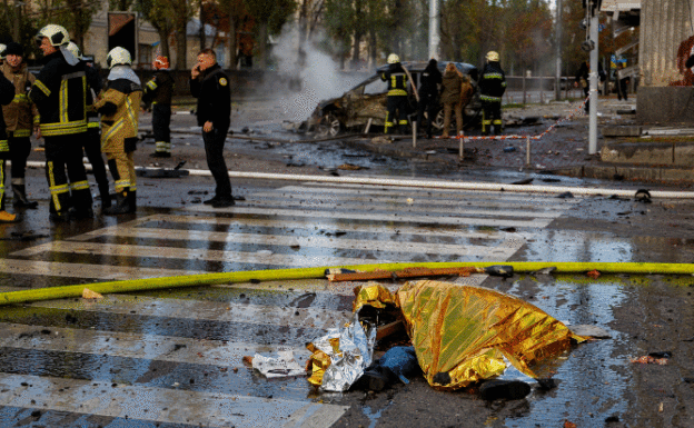 Coches quemados en el centro de kyiv tras las explosiones.