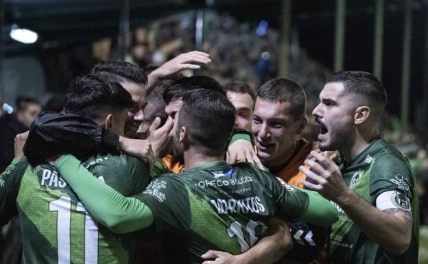 The Arenteiro players celebrate their victory against Almería in the first round.