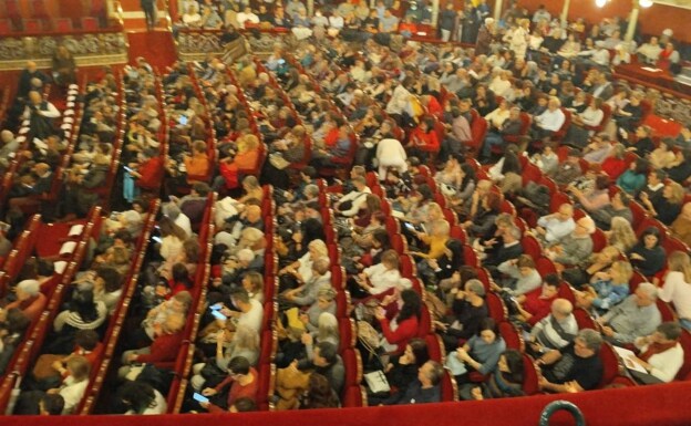 Atmosphere in the Arriaga ten minutes before the start of the presentation. 