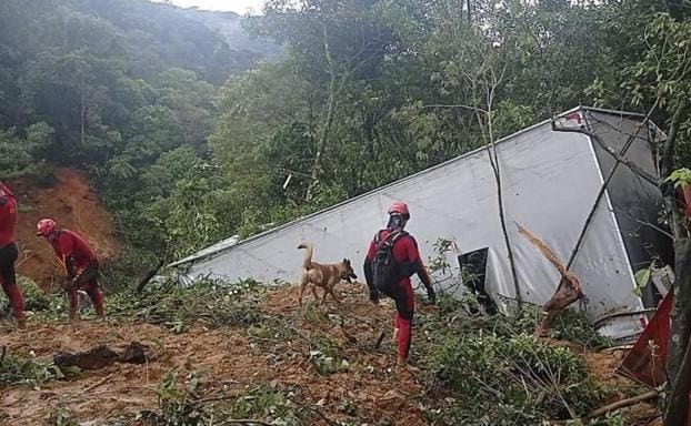 Rescue teams are looking for about thirty people missing from a landslide in Paraná, in southern Brazil. 