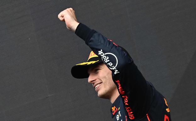 Max Verstappen celebrates a victory in 2022.