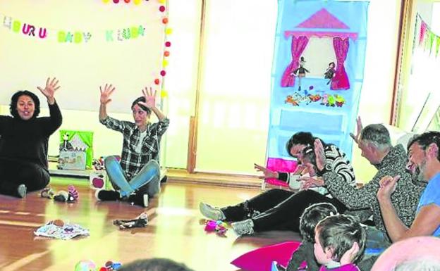 Estos talleres fomentan la lectura de forma divertida y la comparten en familia.  /