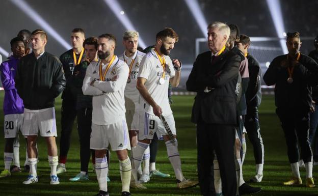 Carlo Ancelotti and his players, crestfallen after the defeat in the final of the Spanish Super Cup. 
