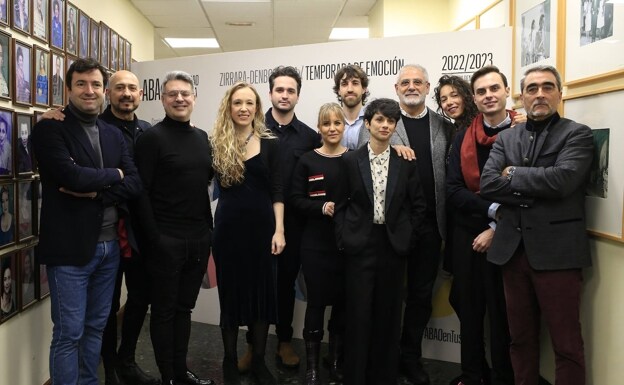 Part of the two casts of 'Così fan tutte', with maestros Óliver Díaz and Pedro Bartolomé (Opera Berri), stage director Marta Eguilior and Cesidio Niño, artistic director of the ABAO. 