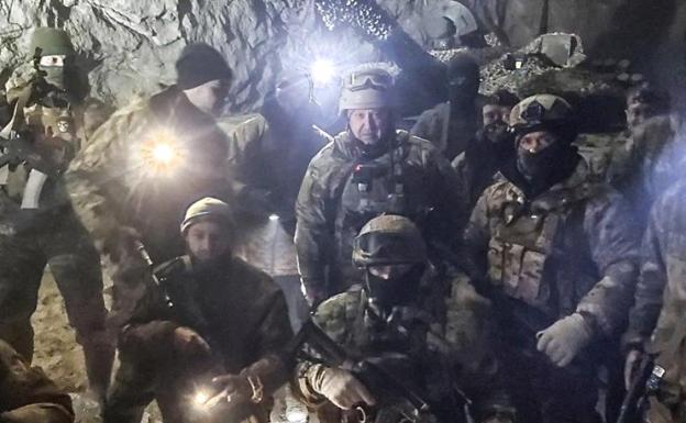 El oligarca y dueño del Grupo Wagner, Yevgueni Prigozhin, posa con sus paramilitares en el interior de una mina de sal de Soledar./Reuters