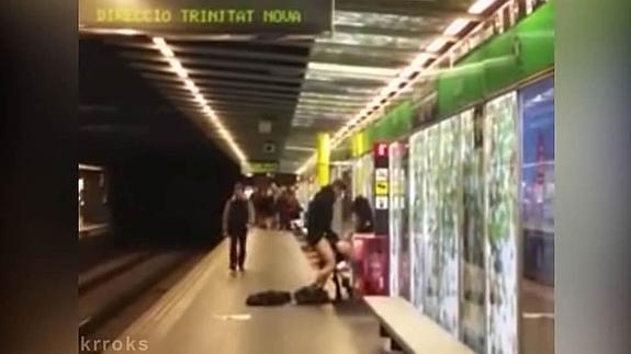 denuncian en barcelona a una pareja que practicó sexo en el andén del metro