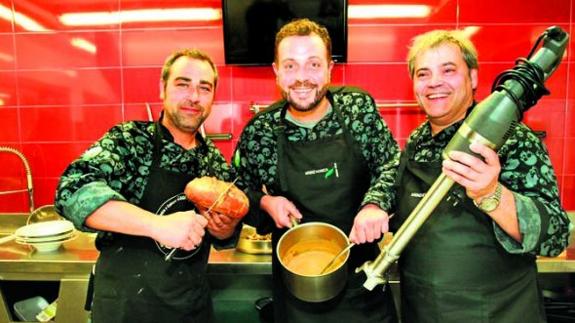 Los cocineros de Gaupatxa, en un momento de la animada cena./